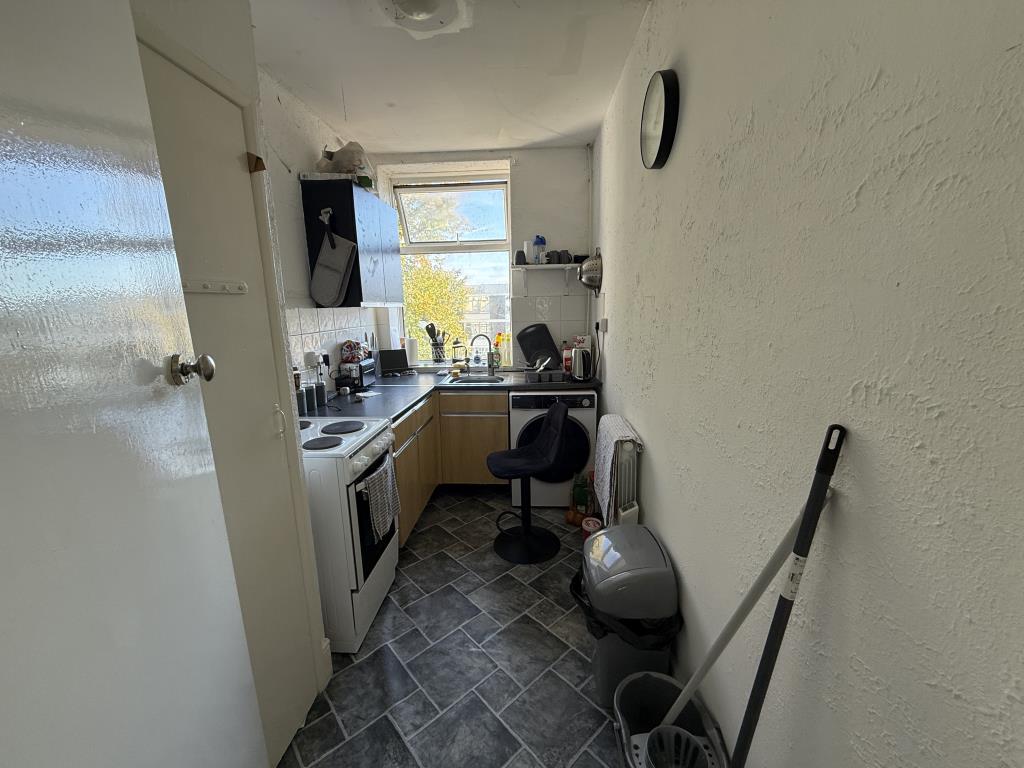Lot: 171 - RESIDENTIAL INVESTMENT WITH FURTHER POTENTIAL - Flat 2 kitchen